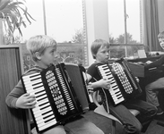 882011 Afbeelding van een muziekles in de Prinses Marijkeschool voor openbaar lager onderwijs (Dr. Max Euwestraat 2) te ...